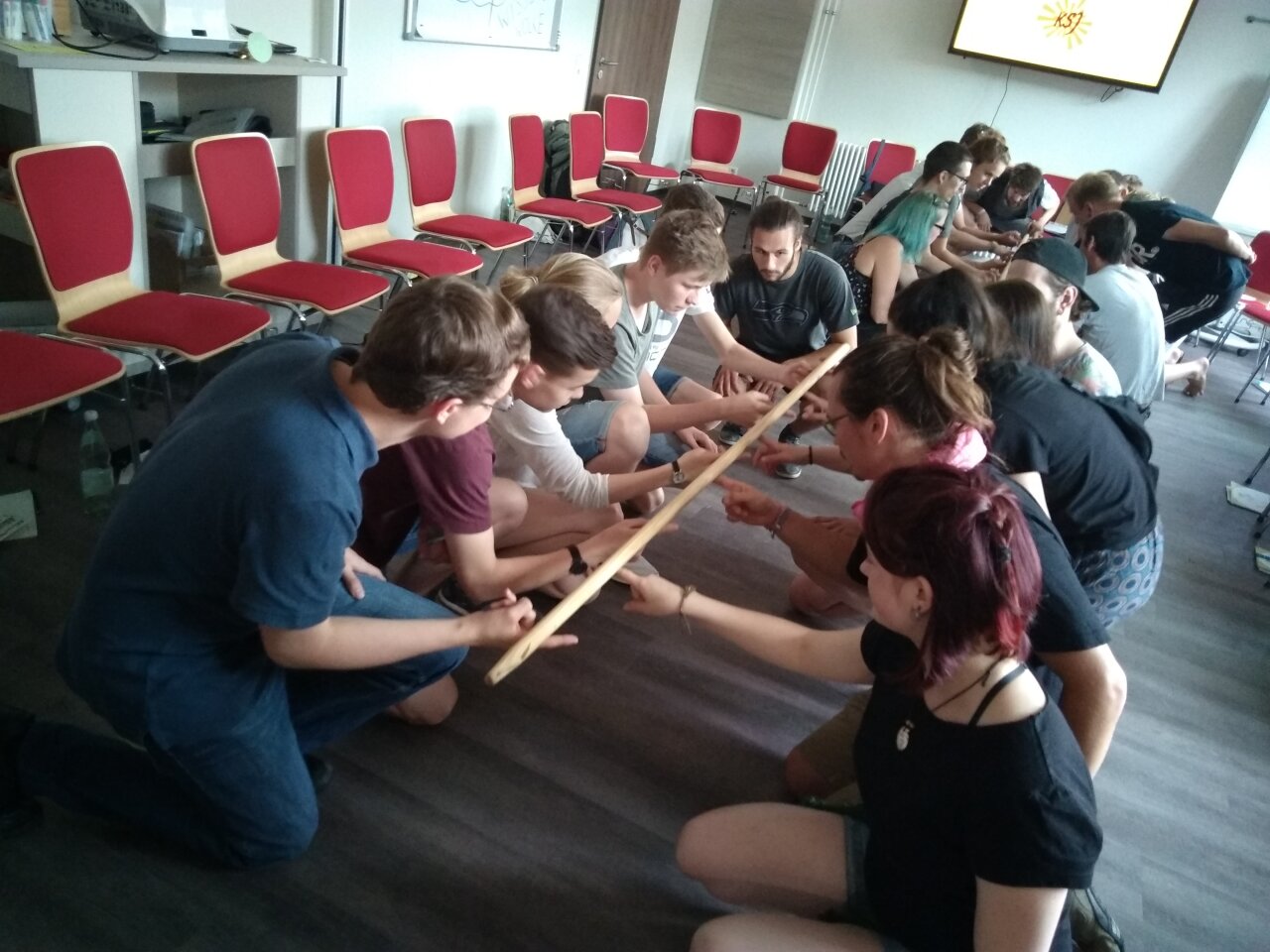 Einige Menschen bei einer Gruppenaufgabe.