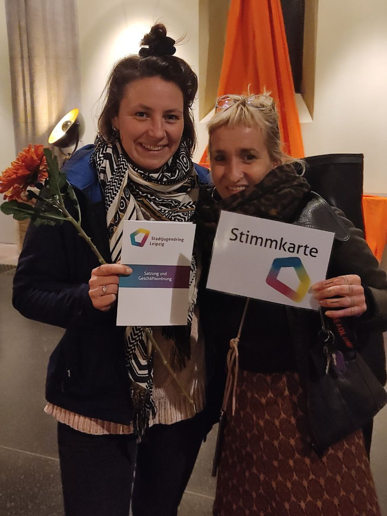 Cornelia Blum und Carolin Senftleben vom RAA Leipzig nach der Aufnahme in den Stadtjugendring.