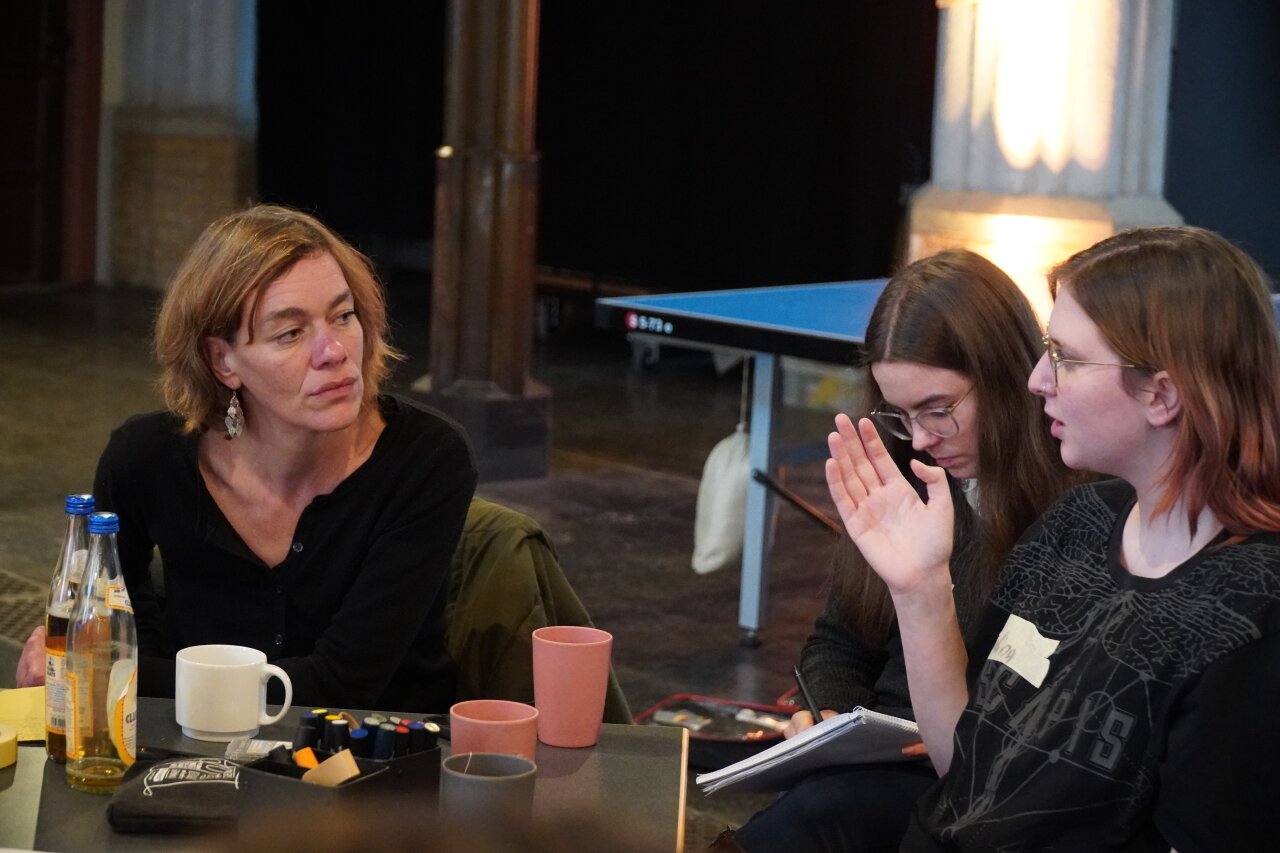 Juliane Nagel spricht mit einer Teilnehmenden.