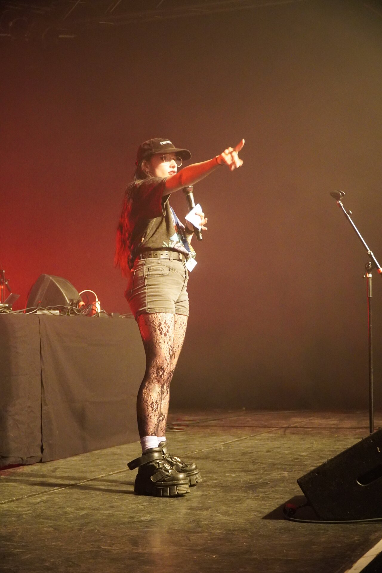 Patrizia moderiert auf der Bühne die Veranstaltung.