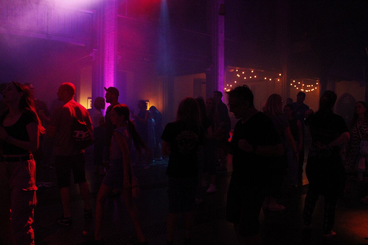Ein gefüllter Dacenfloor auf der Wahlparty in der PAX Jugendkirche.