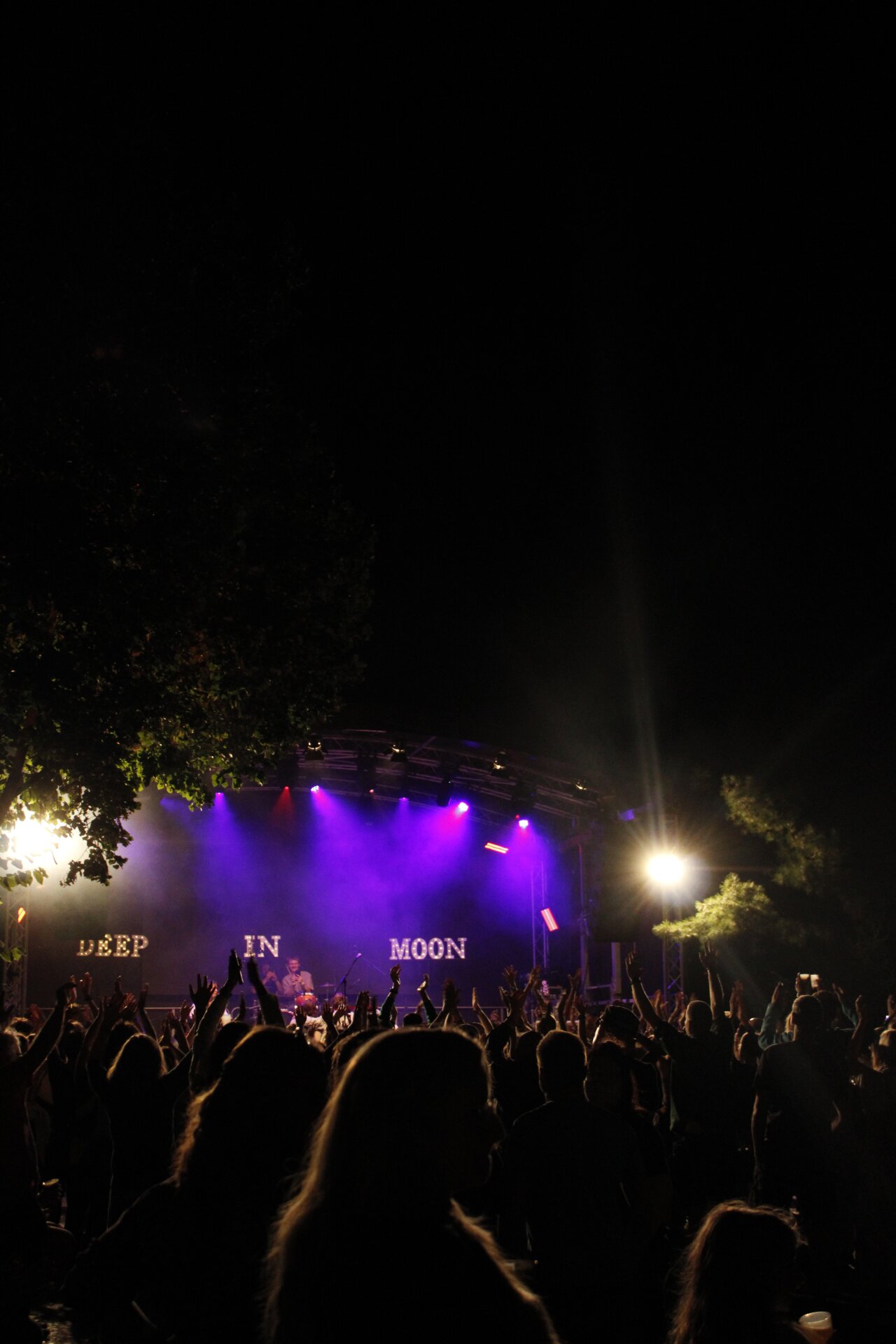 Eine volle Open Air Stage bei der Wahlparty der PAX Jugendkirche.