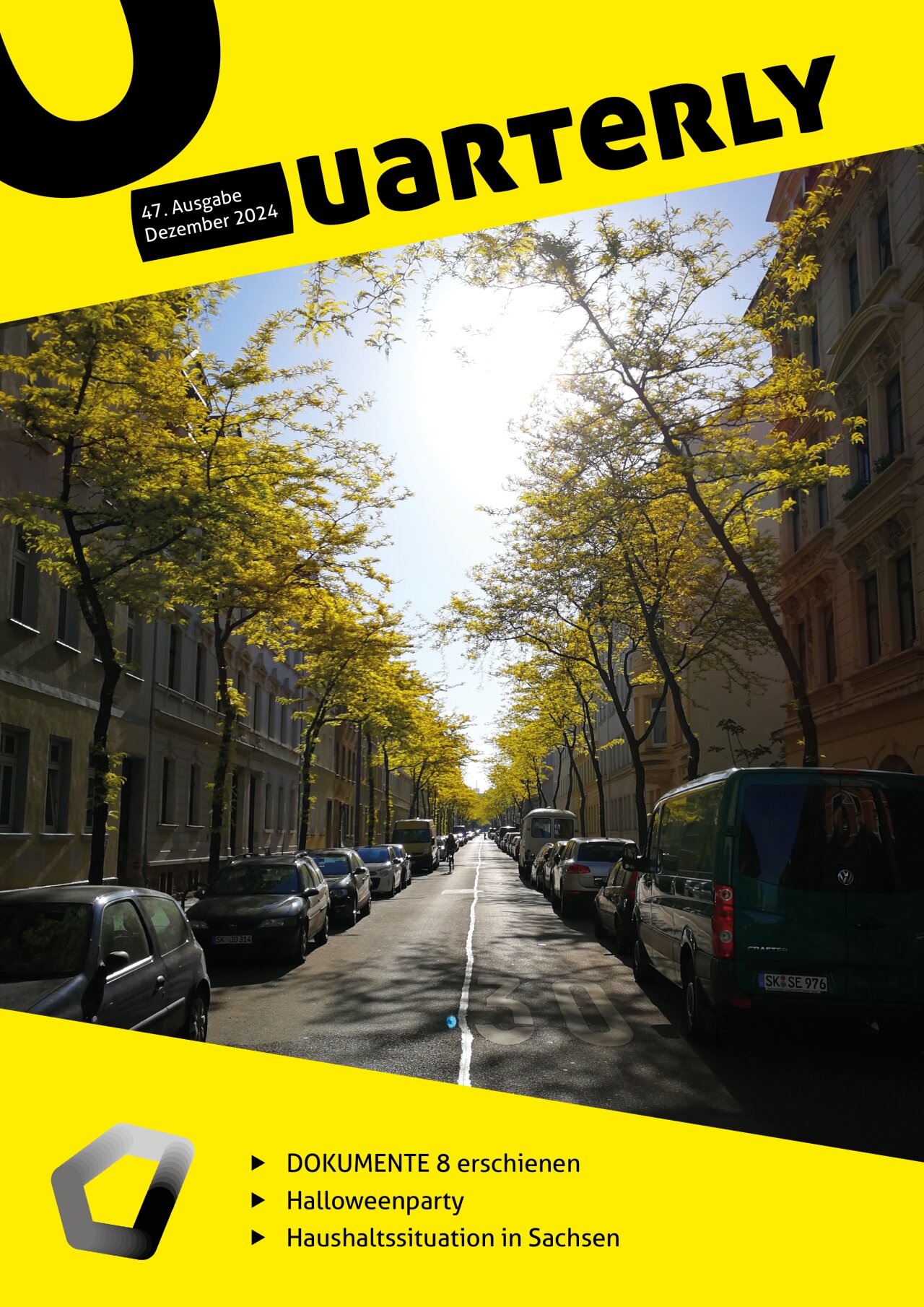 Cover des 47. Quarterlys mit einem Bild einer Straße in Leipzig mit herbstlichen Bäumen. Schwerpunktthemen sind die DOKUMENTE 8, eine Halloweenparty und die Haushaltssituation in Sachsen.